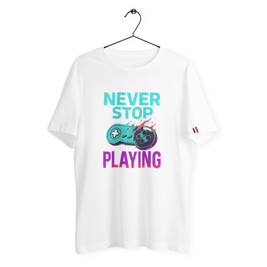 T-shirt premium blanc pour homme avec design rétro "NEVER STOP PLAYING" en style pixel et glitch. Manette old school explosée, couleurs néon bleu et violet. Idéal pour fans de retrogaming.