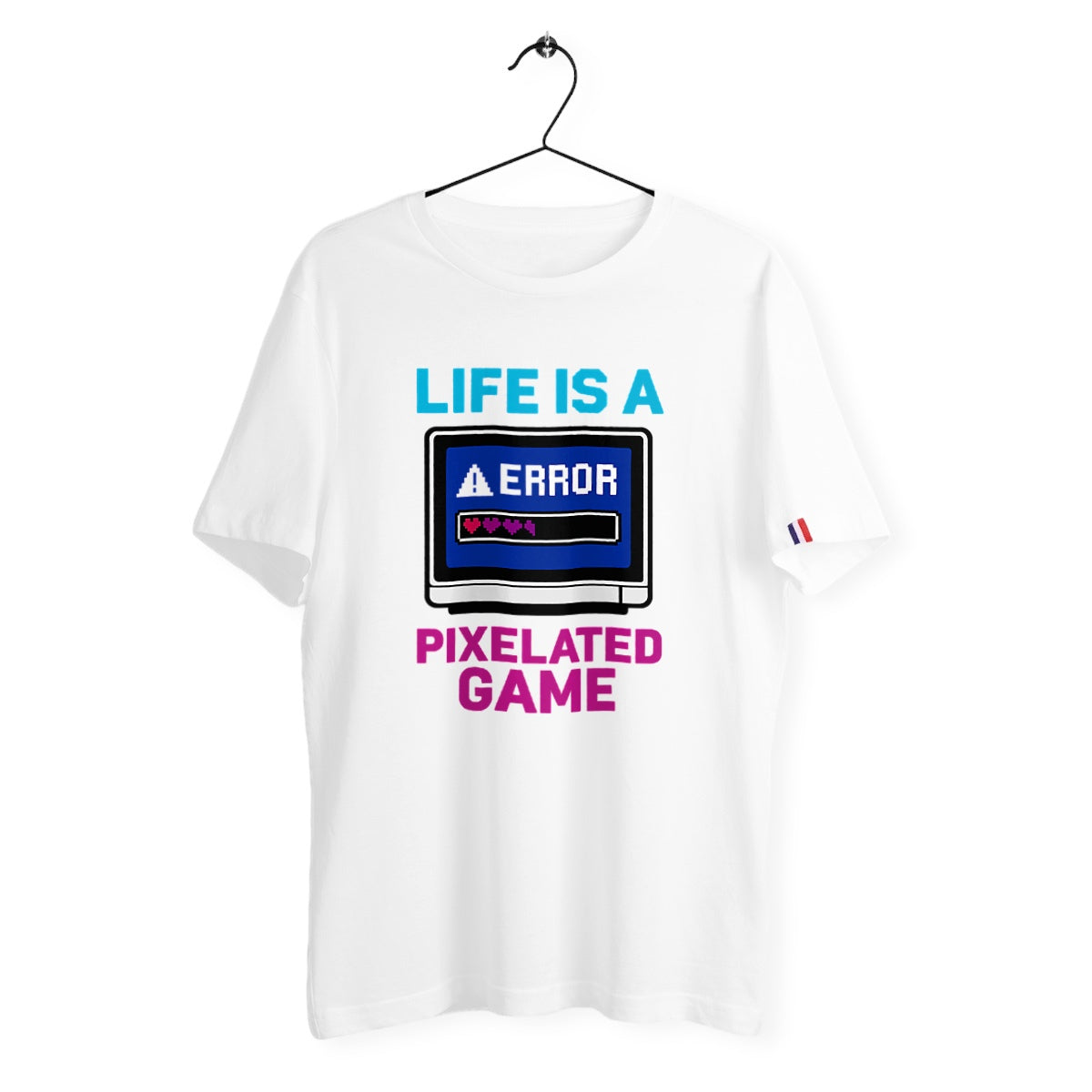 T-shirt blanc homme suspendu, visuel pixel art rétro "LIFE IS A PIXELATED GAME" avec écran cathodique affichant une erreur et une barre de vie en cœurs.