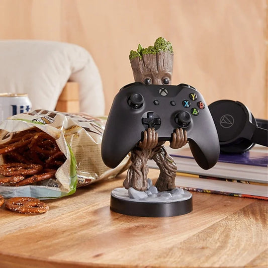 Support manette Groot en résine de 22 cm avec manette Xbox, figurine geek sur bureau avec snacks et casque, décoration gaming ou cadeau original.