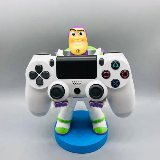 Buzz l’Éclair™ en figurine support manette (25 cm). Compatible PS5, Switch, iPad. Résine solide, déco rétro-gaming parfaite pour fans de Toy Story.