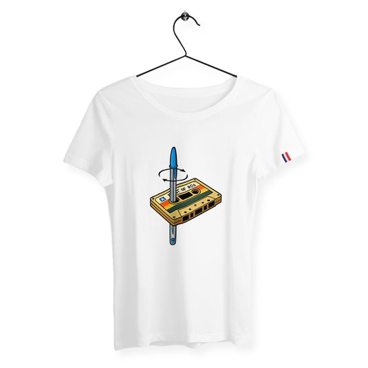 T-shirt blanc pour femme avec une illustration rétro d’une cassette audio jaune et un stylo Bic bleu inséré à l’intérieur – hommage visuel aux années 80.