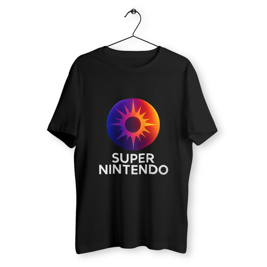 T-shirt noir unisexe en coton biologique suspendu sur un cintre, avec logo revisité Super Nintendo en forme de soleil cosmique dégradé violet-orange.