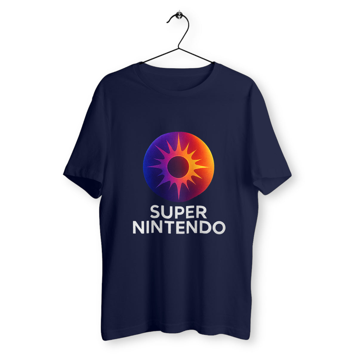 T-shirt bleu marine unisexe en coton biologique, imprimé en France avec un logo Super Nintendo revisité en forme de soleil cosmique violet-orange. Design rétro-futuriste exclusif.