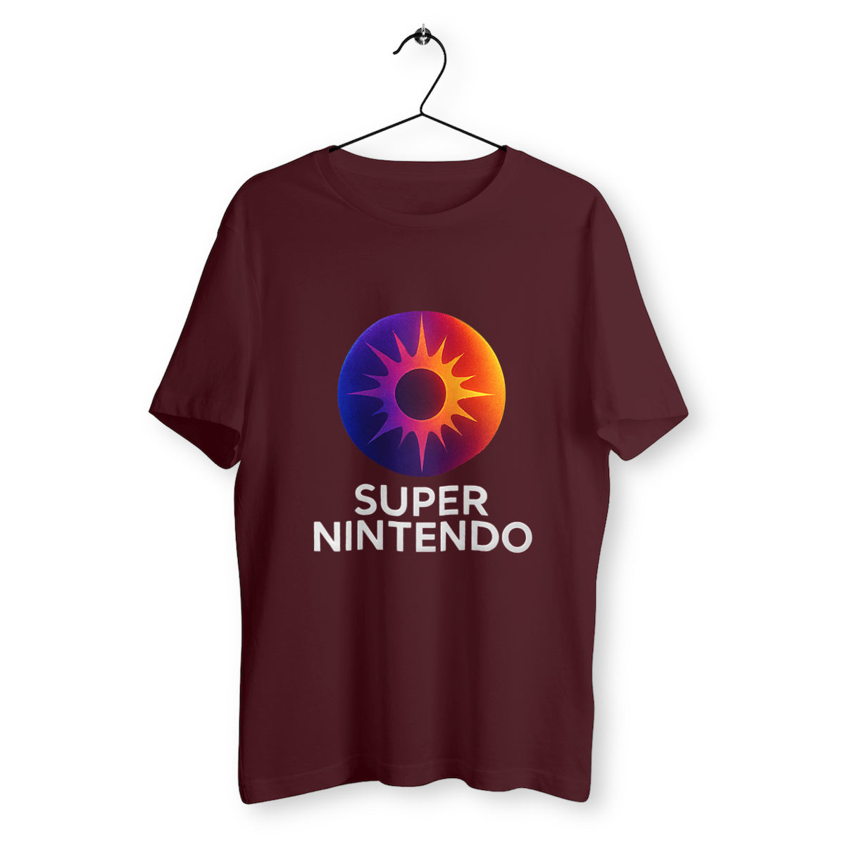 T-shirt bordeaux unisexe en coton biologique, avec impression du logo Super Nintendo réinventé façon soleil cosmique violet-orange. Design rétro-gaming moderne imprimé en France.