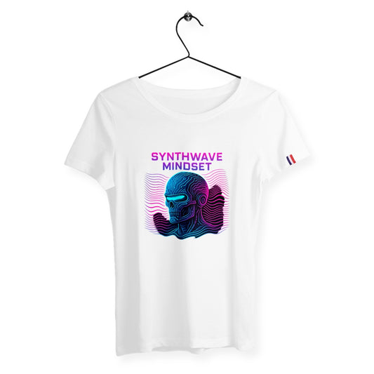 T-shirt blanc premium pour femme avec un design rétro futuriste représentant une tête de robot style circuit imprimé sur fond de vagues synthwave roses et bleues. Message "SYNTHWAVE MINDSET".