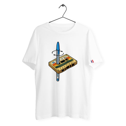 Souvenir ultime des années 80. Une cassette, un Bic, et c’est le rembobinage à la main. Look vintage et clin d’œil aux vrais nostalgiques.