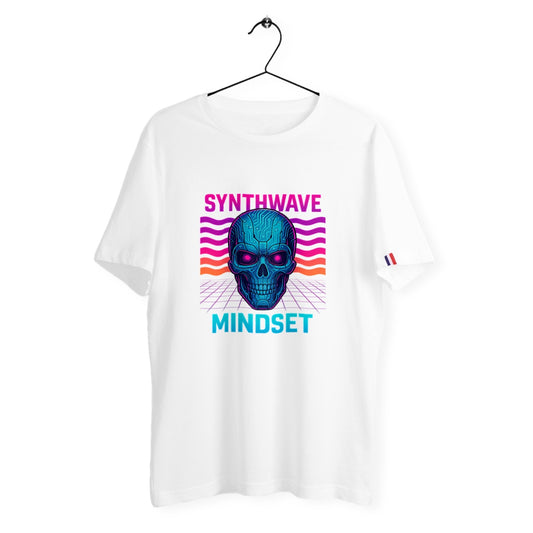 T-shirt blanc homme avec un crâne cybernétique stylisé sur fond synthwave, lignes rétro colorées et typographie bold "SYNTHWAVE MINDSET".