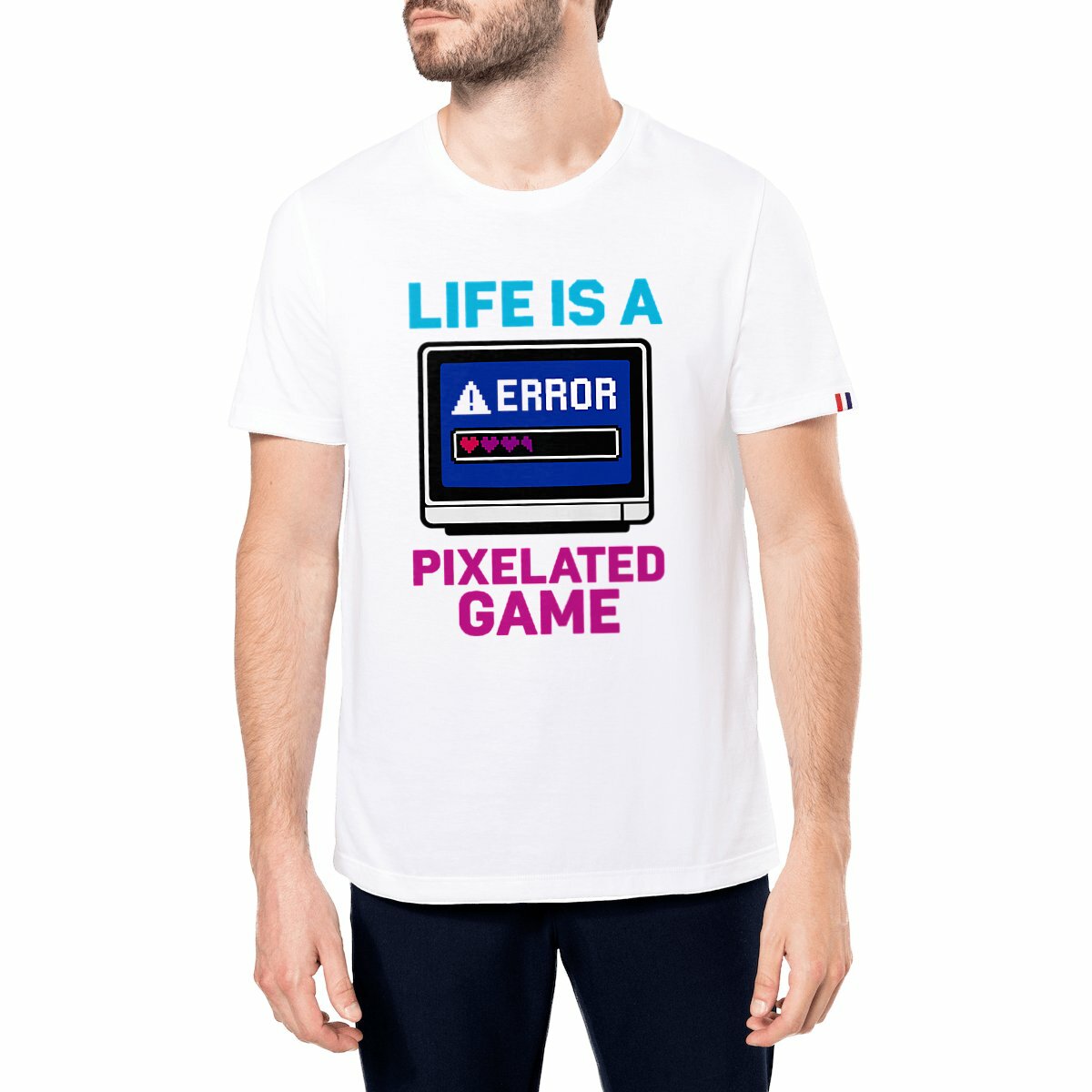 T-shirt blanc homme avec visuel rétro "LIFE IS A PIXELATED GAME", écran cathodique style pixel art affichant une erreur et une barre de vie en cœurs roses.