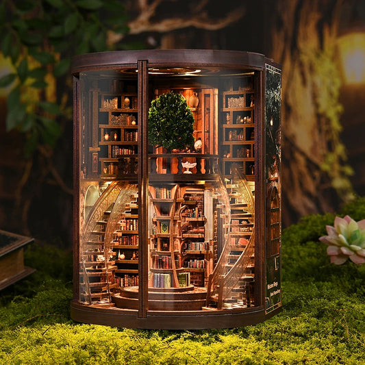 Book nook Wisdom Rings Book Repository avec façade vitrée, bibliothèque miniature circulaire en bois éclairée par LED, arbre central et escaliers hélicoïdaux, décoration premium pour étagère et intérieur élégant.