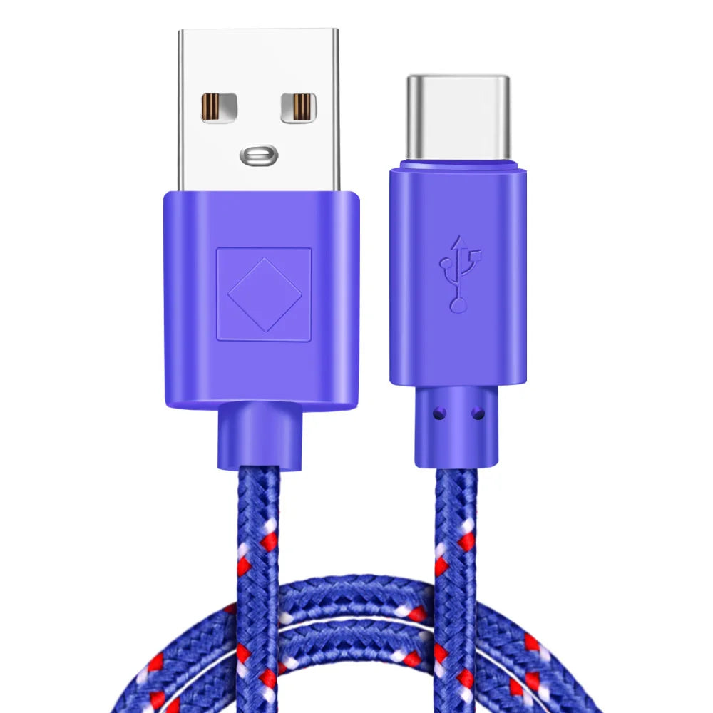 Câble USB-C violet tressé en nylon résistant, avec connecteurs USB-A vers USB-C, compatible charge rapide 2.4A – parfait pour connecter ta console RÉTRONIC et tous tes appareils USB-C avec style.