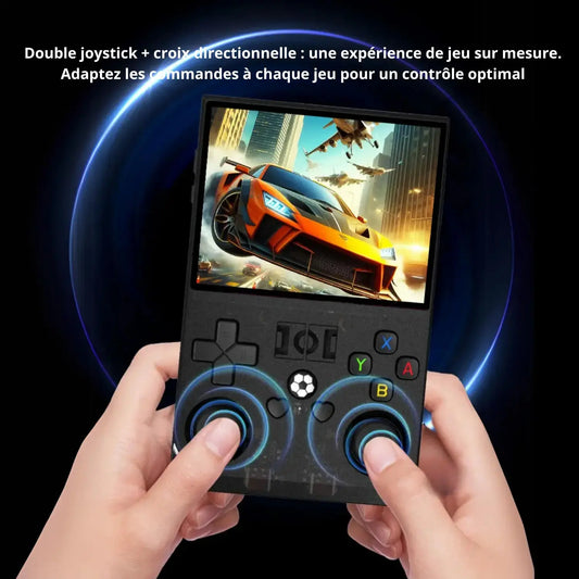 Console rétro RÉTRONIC tenue en main avec double joystick, affichant un jeu de course en 3D.
