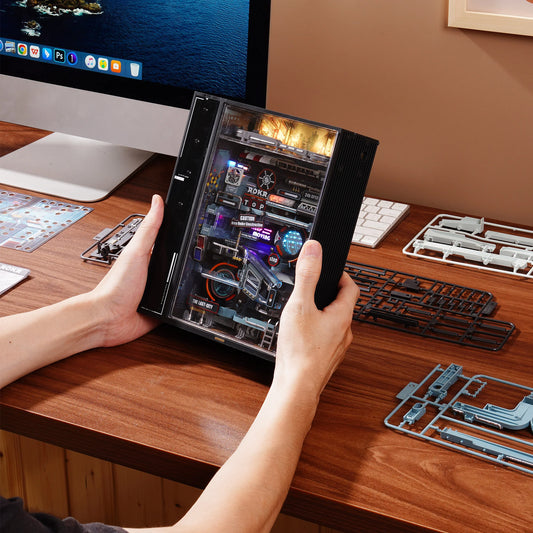 Maquette ROKR The Last City cyberpunk en cours de montage sur bureau, tenue en main – décoration gaming avec effet lumineux automatisé