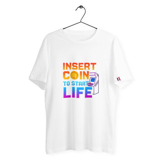 T-shirt homme blanc suspendu avec motif pixel art “Insert Coin to Start Life”. Arcade rétro 8-bit, couleurs flashy néon. Style années 80, coton bio, fabriqué en France.