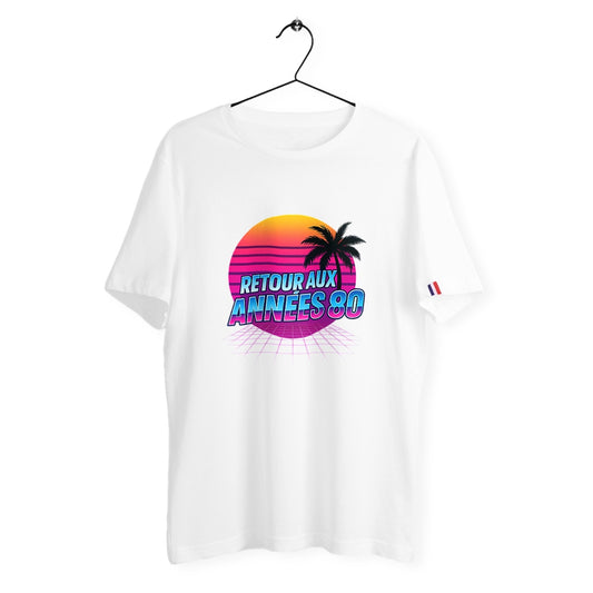T-shirt homme blanc suspendu avec design “Retour aux Années 80” en style rétro synthwave, coucher de soleil néon et palmier. Coton bio, étiquette tricolore, fabriqué en France.