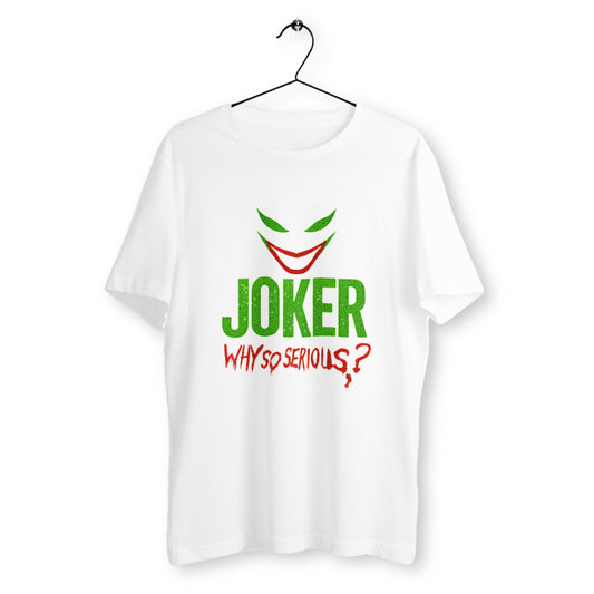 T-shirt blanc suspendu sur cintre avec design Joker stylisé, texte "Why So Serious?" en rouge et "JOKER" en vert, style provocateur comics, coupe unisexe.