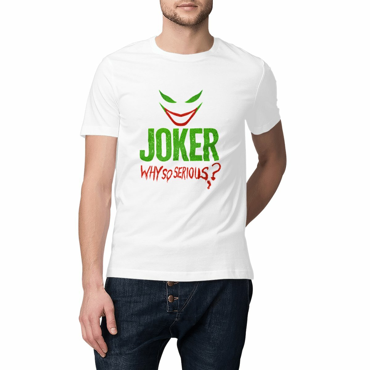 Homme portant un T-shirt blanc avec visage stylisé du Joker, texte "Why So Serious?" en rouge et "JOKER" en vert, style comics provocateur, coupe unisexe.