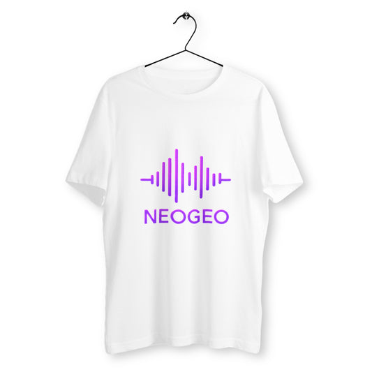 T-shirt blanc suspendu sur cintre avec logo NEOGEO violet en forme d’onde sonore, style rétro futuriste et design minimaliste unisexe.