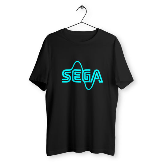 T-shirt noir suspendu sur cintre avec logo SEGA stylisé en néon bleu ondulé, design rétro gaming, coupe unisexe.