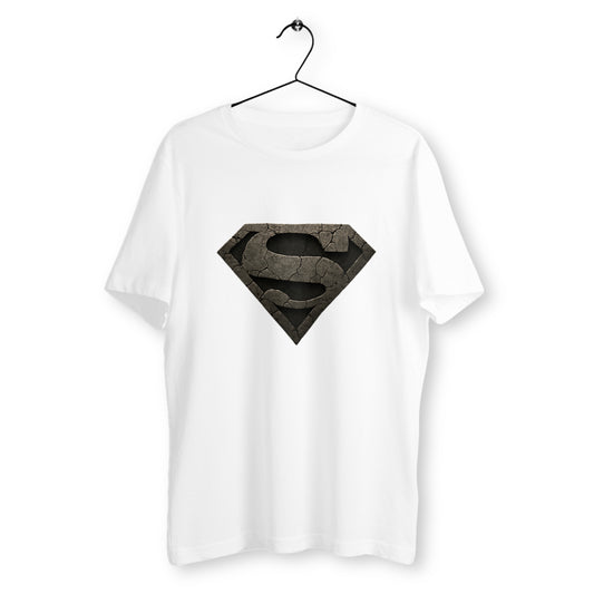 T-shirt blanc suspendu sur cintre avec un logo fissuré en forme de S style pierre, design inspiré de Superman, coupe unisexe.