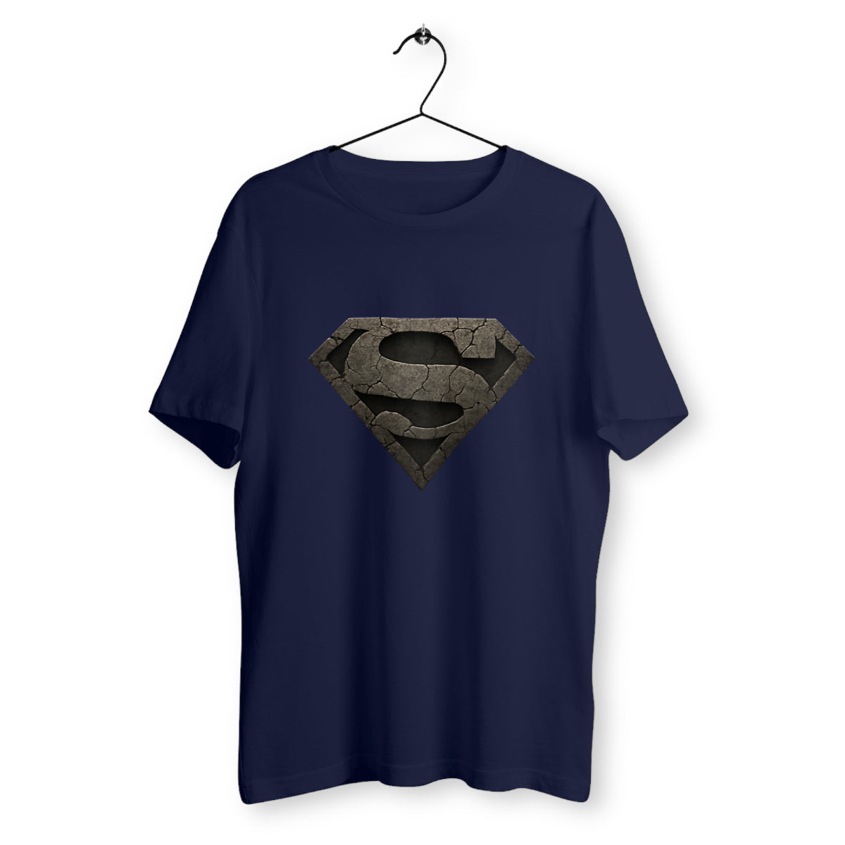 T-shirt bleu marine suspendu sur cintre avec logo fissuré en forme de S, effet pierre, design sombre inspiré de Superman, coupe unisexe.