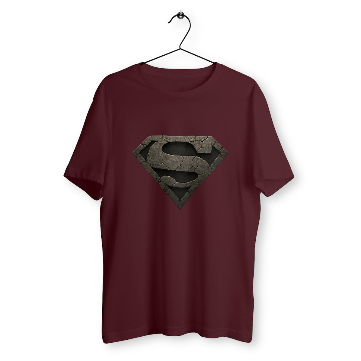 T-shirt bordeaux suspendu sur cintre avec logo fissuré en forme de S, style pierre sombre inspiré de Superman, coupe unisexe.