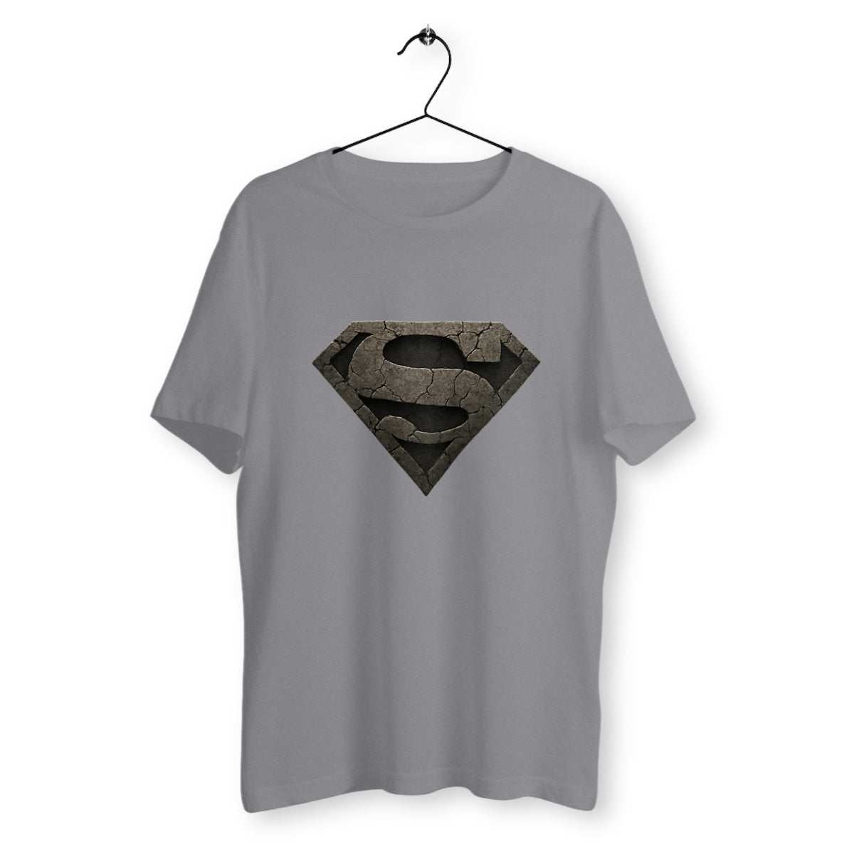 T-shirt gris suspendu sur cintre avec logo fissuré en forme de S, design inspiré de Superman, effet pierre sombre, style unisexe.
