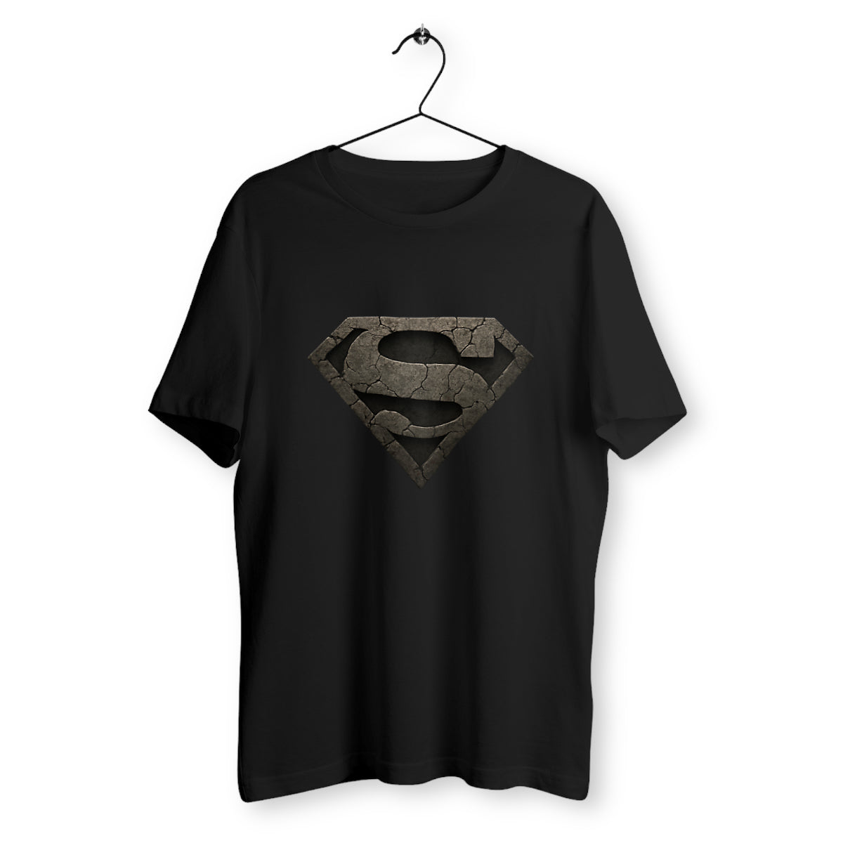 T-shirt noir suspendu sur cintre avec logo en forme de S fissuré, style pierre sombre inspiré de Superman, coupe unisexe.