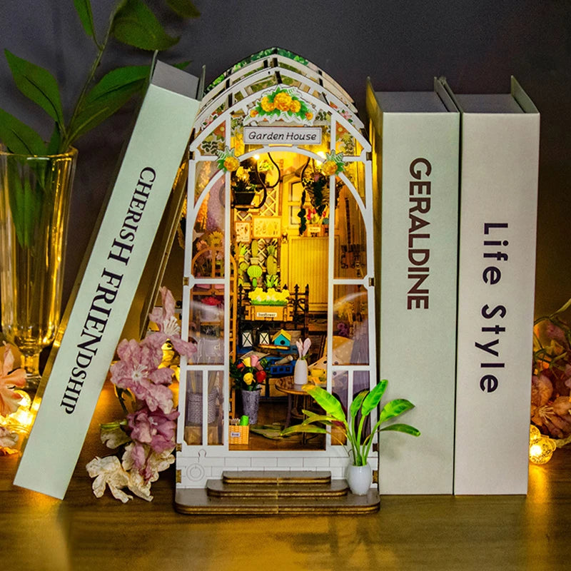 Book nook Garden House serre botanique verticale XL miniature DIY avec LED, intégré entre des livres sur une bibliothèque décorative