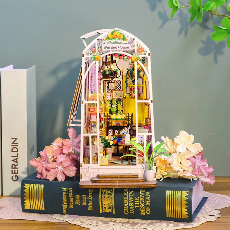 Book nook Garden House serre botanique verticale miniature DIY avec LED, décoration bibliothèque posée entre des livres