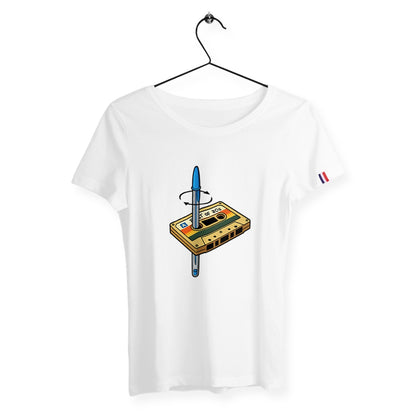T-shirt blanc pour femme avec une illustration rétro d’une cassette audio jaune et un stylo Bic bleu inséré à l’intérieur – hommage visuel aux années 80.