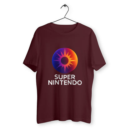 T-shirt bordeaux unisexe en coton biologique, avec impression du logo Super Nintendo réinventé façon soleil cosmique violet-orange. Design rétro-gaming moderne imprimé en France.