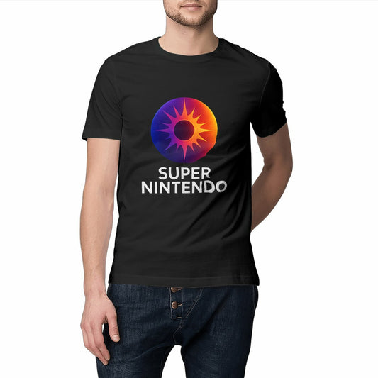 Homme portant un t-shirt noir unisexe en coton biologique avec un logo réinventé Super Nintendo façon soleil cosmique, design rétro-gaming futuriste signé RÉTRONIC.