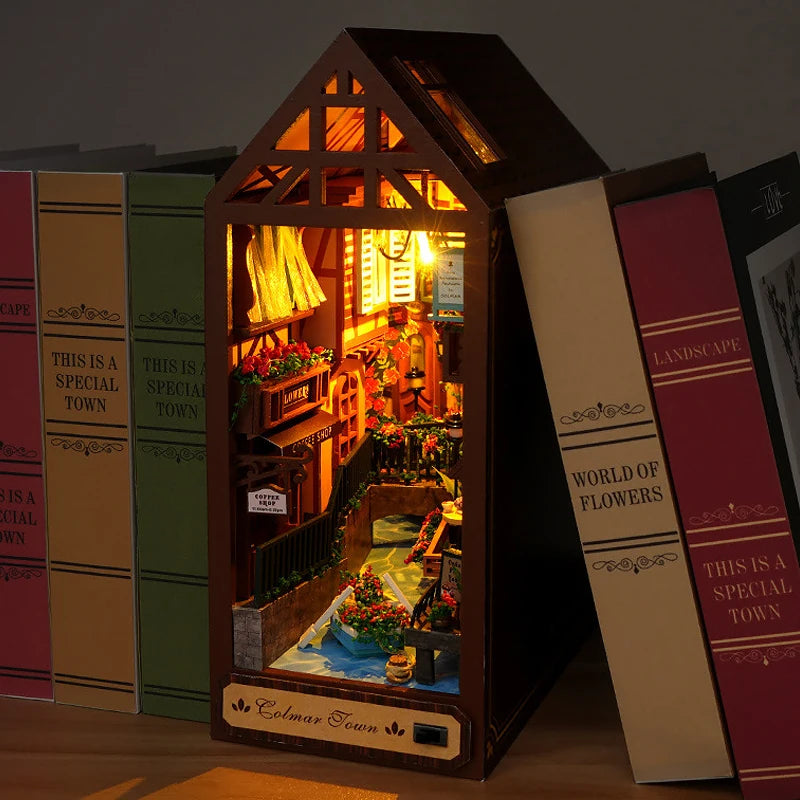 Booknook LED village miniature en bois, diorama lumineux de maison de conte éclairée de nuit pour bibliothèque