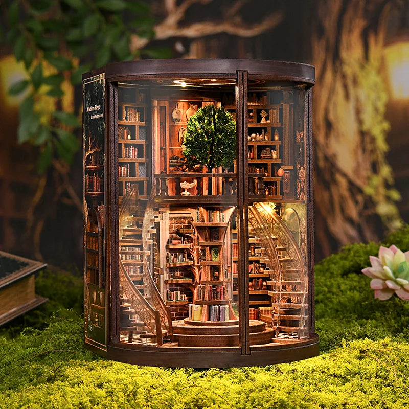 Book nook Wisdom Rings Book Repository fermé, bibliothèque miniature circulaire en bois avec arbre central, escaliers symétriques et éclairage LED, décor immersif haut de gamme pour étagère et décoration intérieure.