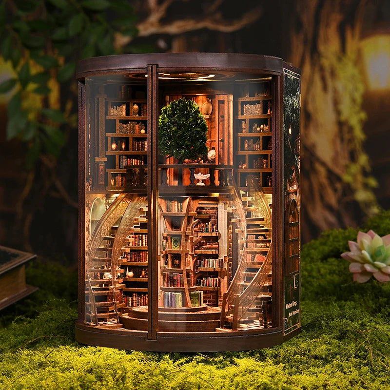 Book nook Wisdom Rings Book Repository avec façade vitrée, bibliothèque miniature circulaire en bois éclairée par LED, arbre central et escaliers hélicoïdaux, décoration premium pour étagère et intérieur élégant.