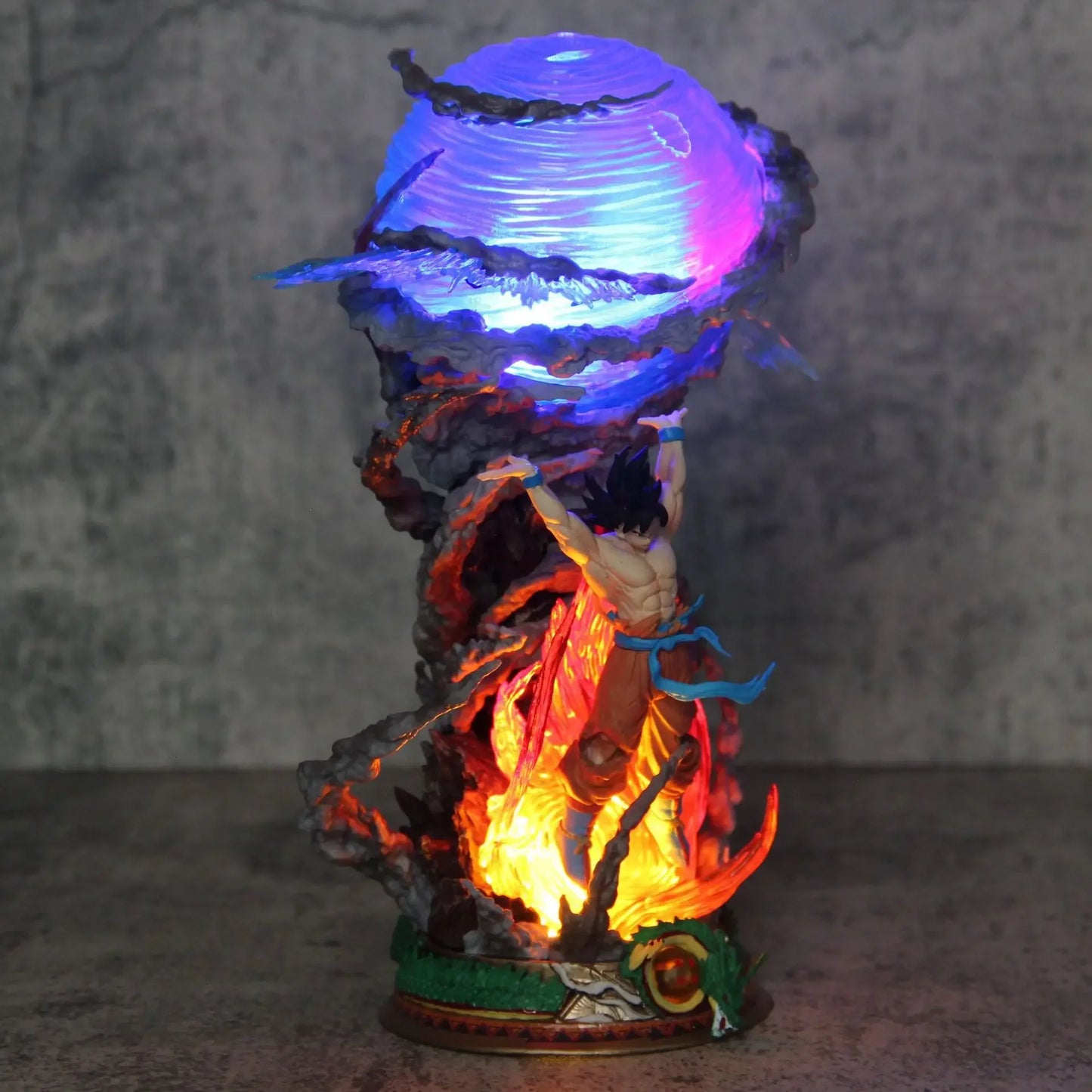 Figurine Dragon Ball Son Goku Spirit Bomb 25 cm en éclairage LED, boule d’énergie bleue/violette et socle feu lumineux – Zone Bonus RÉTRONIC