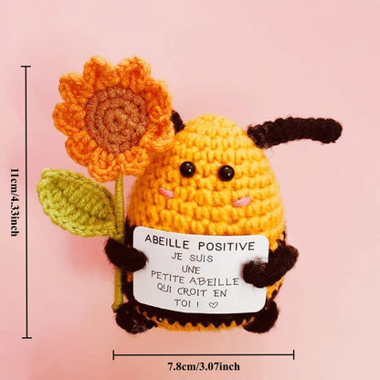 Peluche Abeille Positive au crochet avec tournesol, tenant une pancarte “Je suis une petite abeille qui croit en toi”, taille 11 cm.