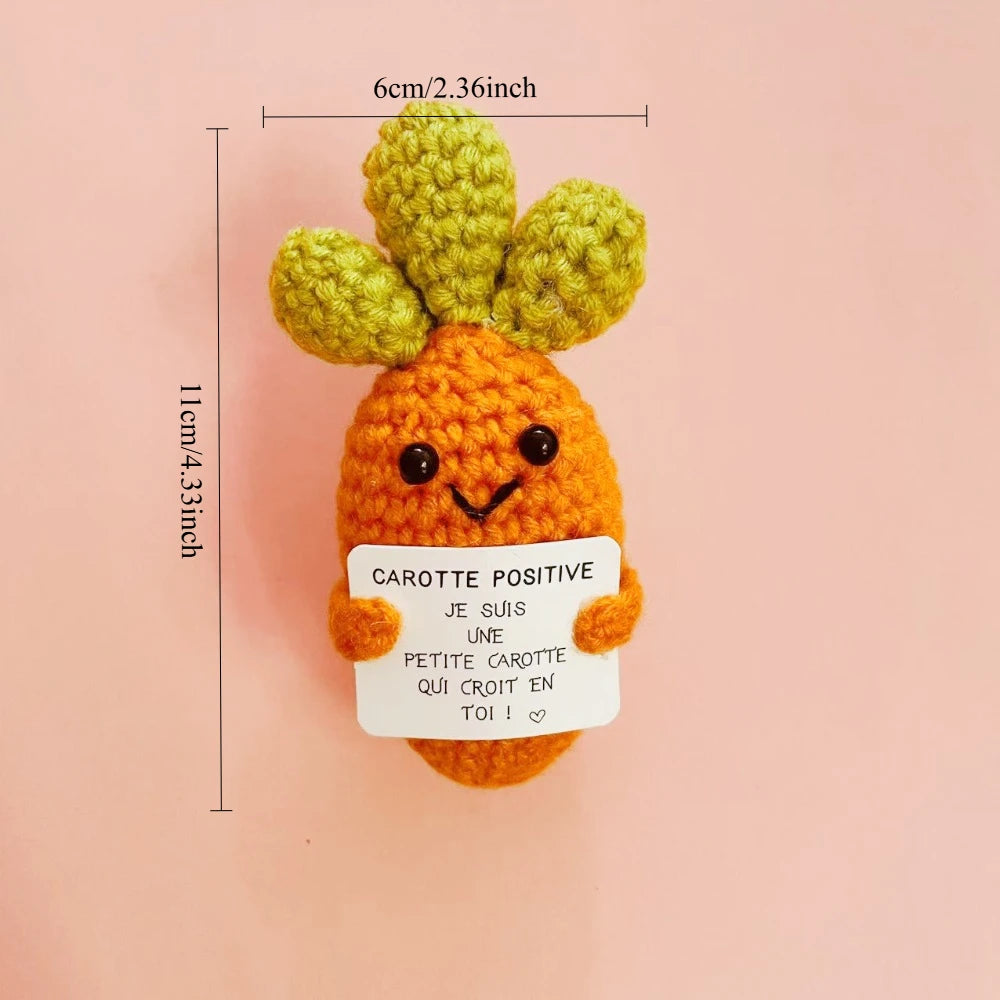Peluche Carotte Positive au crochet tenant une pancarte “Je suis une petite carotte qui croit en toi”, couleur orange avec feuilles vertes, taille 11 cm.