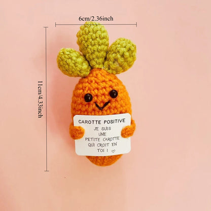 Peluche Carotte Positive au crochet tenant une pancarte “Je suis une petite carotte qui croit en toi”, couleur orange avec feuilles vertes, taille 11 cm.