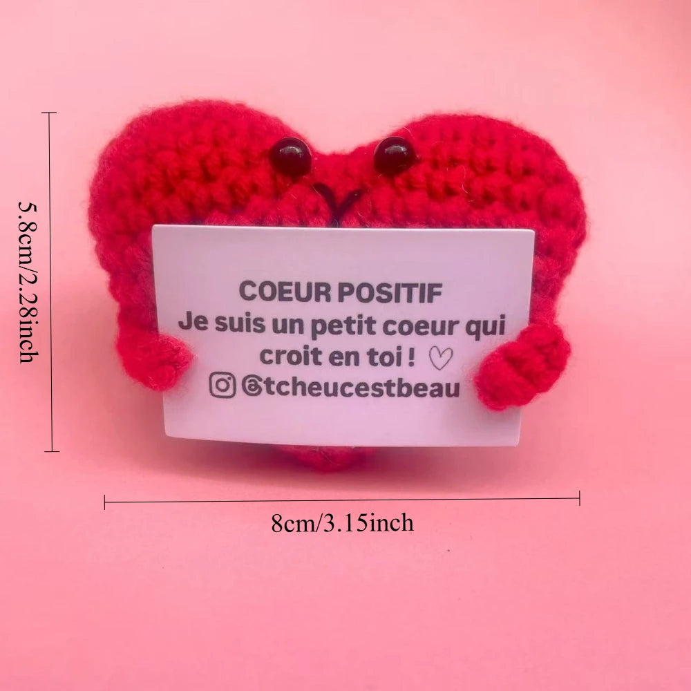 Peluche cœur rouge au crochet tenant une pancarte “Cœur positif” avec message motivation, format mini 8 cm, idée cadeau déco.