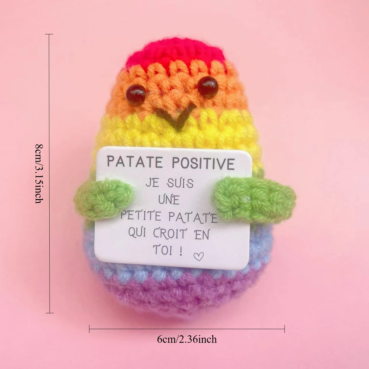 Peluche Patate Positive arc-en-ciel au crochet tenant une pancarte “Je suis une petite patate qui croit en toi”, format mini 8 cm.