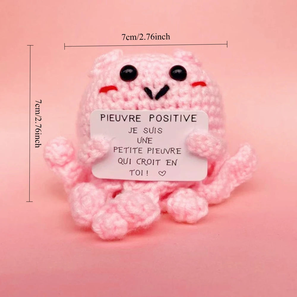 Peluche Pieuvre Positive rose au crochet tenant une pancarte “Je suis une petite pieuvre qui croit en toi”, format mini 7 cm.