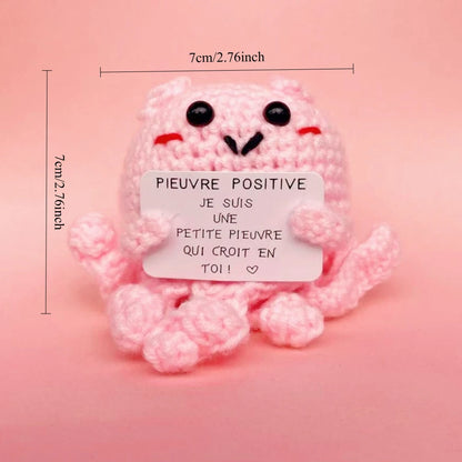 Peluche Pieuvre Positive rose au crochet tenant une pancarte “Je suis une petite pieuvre qui croit en toi”, format mini 7 cm.