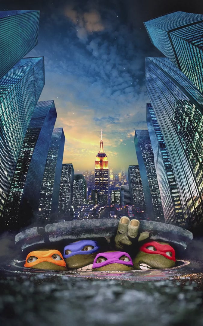 Charger la vidéo : Fond d'écran animé des 4 Tortues Ninja TMNT 1990 – Leonardo, Raphael, Donatello et Michelangelo sortant de la plaque d'égout dans une ville orageuse