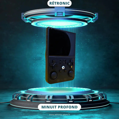 Console rétro RÉTRONIC couleur Minuit Profond en lévitation dans un univers nocturne futuriste, entourée de lumières néon violettes et bleues sur fond cyberpunk immersif.