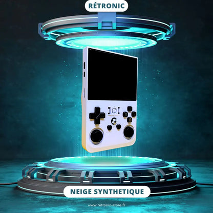 Console rétro RÉTRONIC couleur Neige Synthétique flottant dans une capsule futuriste bleue, éclairée par des halos néon sur un fond sci-fi immersif.