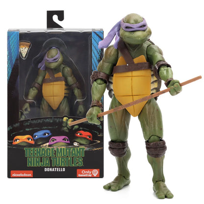 Figurine collector Donatello des Tortues Ninja TMNT 1990 en pose devant sa boîte d'origine, version cinéma culte