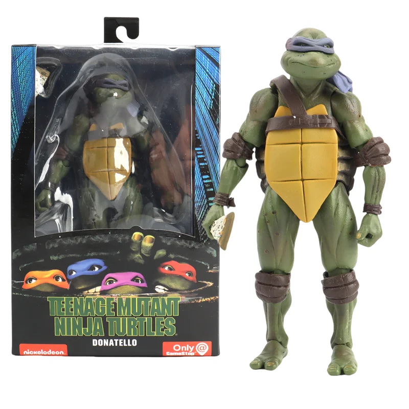 Figurine collector Donatello des Tortues Ninja TMNT 1990 en pose devant sa boîte d'origine, version cinéma culte