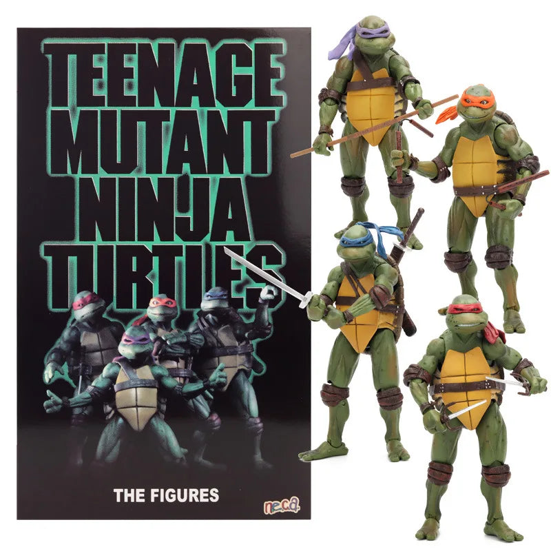 Pack complet des 4 Tortues Ninja TMNT 1990 – Leonardo, Raphael, Donatello et Michelangelo en pose devant leur boîte d'origine, figurines collector NECA