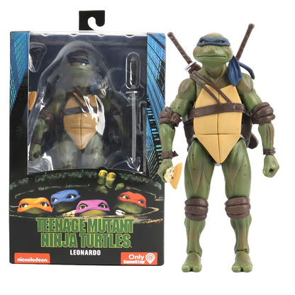 Figurine collector Leonardo des Tortues Ninja TMNT 1990 en pose devant sa boîte d'origine, version cinéma culte